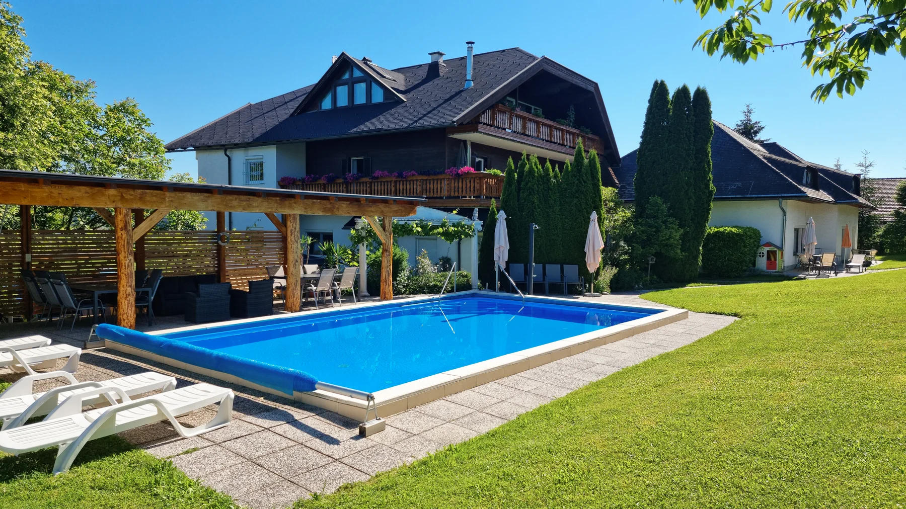 Apartments Presslauer-Mori heute – Pool und Gartenanlage am Klopeiner See