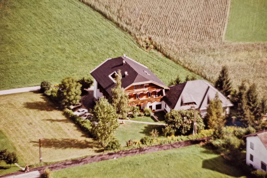 Haus Stefanie in den 80er Jahren – Luftaufnahme des ursprünglichen Bauernhauses am Klopeiner See