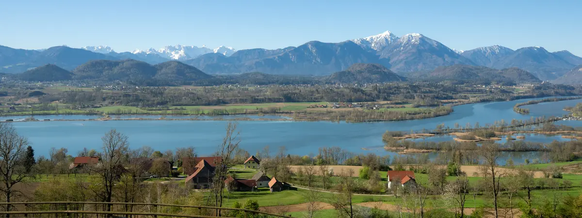 Panorama: Völkermarkter Stausee mit Karawanken bei Brenndorf